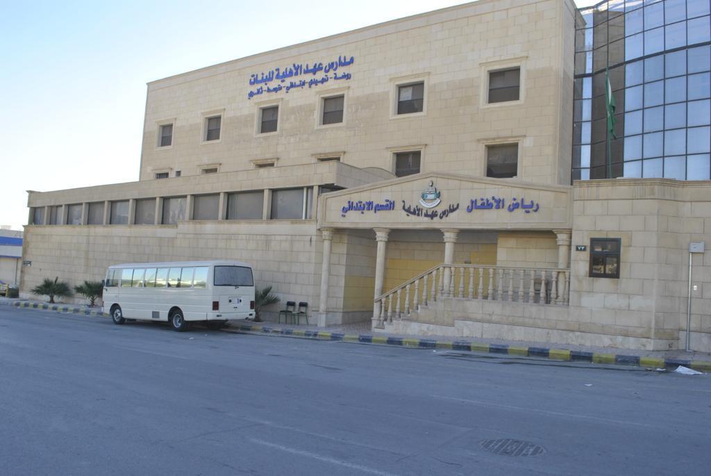 مدخل قسم البنات في مدارس عهد